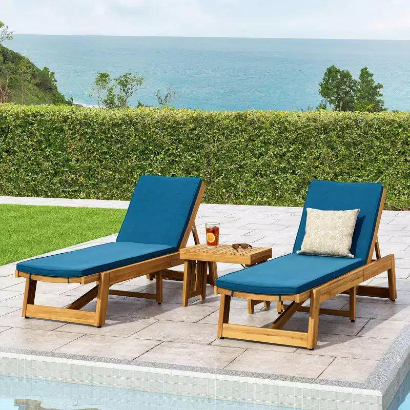Ensemble de 3 pièces Kyoto en bois d’acacia pour extérieur avec chaises longues et coussins – teck/bleu – Christopher Knight Home : sièges de jardin sans accoudoirs et table d’appoint &