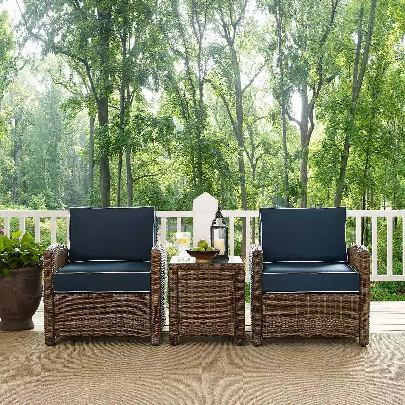 Set da esterno Beaufort da 3 pezzi in vimini con due sedie e tavolo, blu navy - Crosley