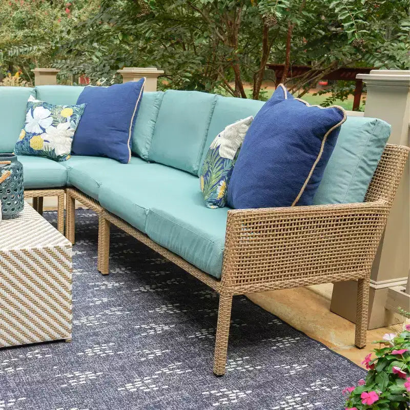 Sofá seccional de mimbre de 5 piezas Riviera de Leisure Made, con tela azul spa