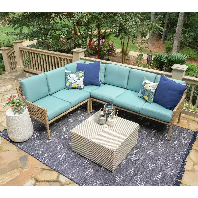 Sofá seccional de mimbre de 5 piezas Riviera de Leisure Made, con tela azul spa