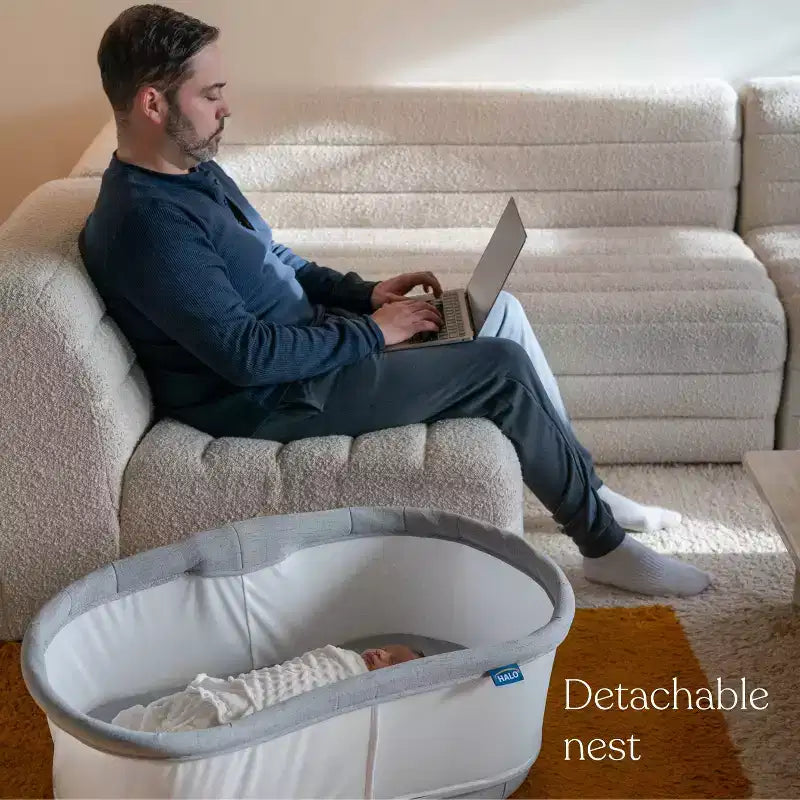 Berceau cododo pivotant connecté intelligent HALO BassiNest 3.0 pour bébé, gris : hauteur réglable, rotation à 360 degrés, vibrations, sons et berceuses