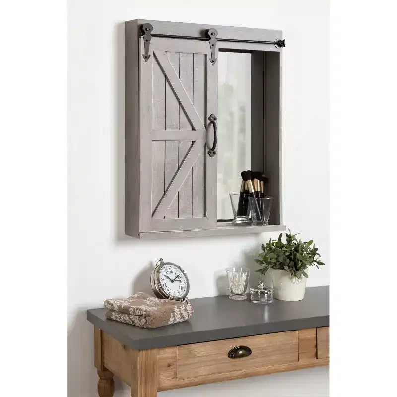 Dekoratív fa fali tárolószekrény rusztikus szürke kivitelben, fali tükörrel – Kate & Laurel All Things Decor: 3 szintes lebegőpolc, összeszerelés nélkül