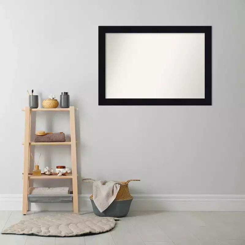 101,6 cm x 71,12 cm-es, fazetta nélküli, sötétkék hajópadlómintás fa fürdőszobai falitükör – Amanti Art: téglalap alakú, rögzítőelemekkel