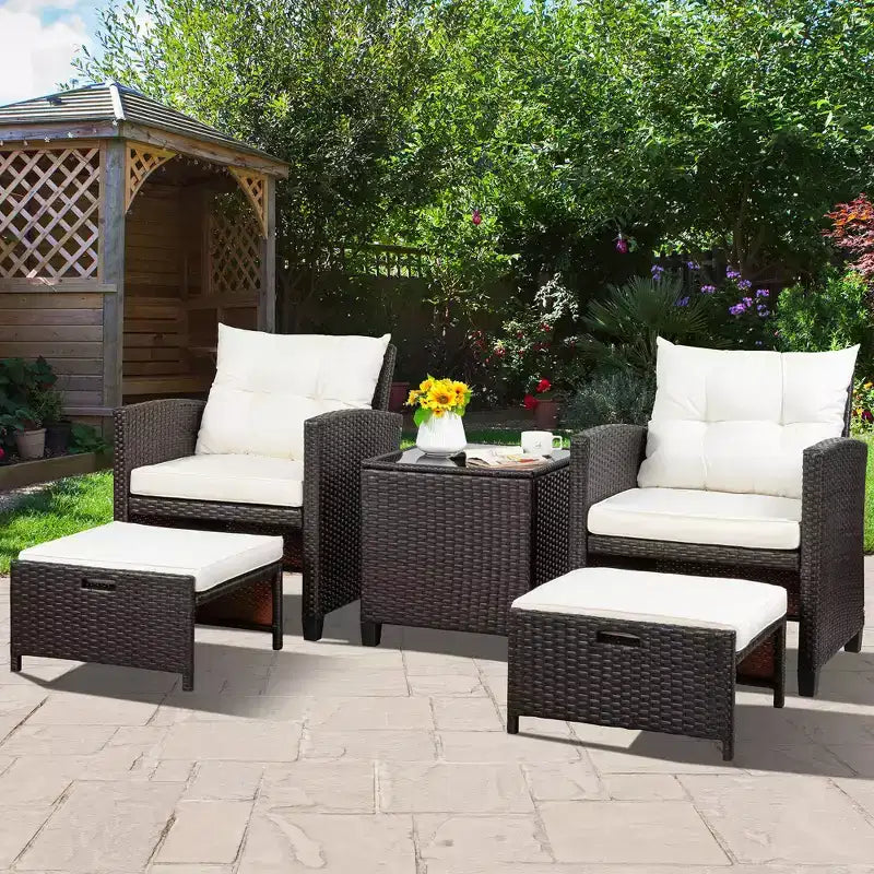 Celebalcony Ensemble de mobilier de terrasse 5 pièces, ensemble de 2 chaises de terrasse en osier PE avec coussins, poufs et table en verre pour porche et jardin, blanc cassé