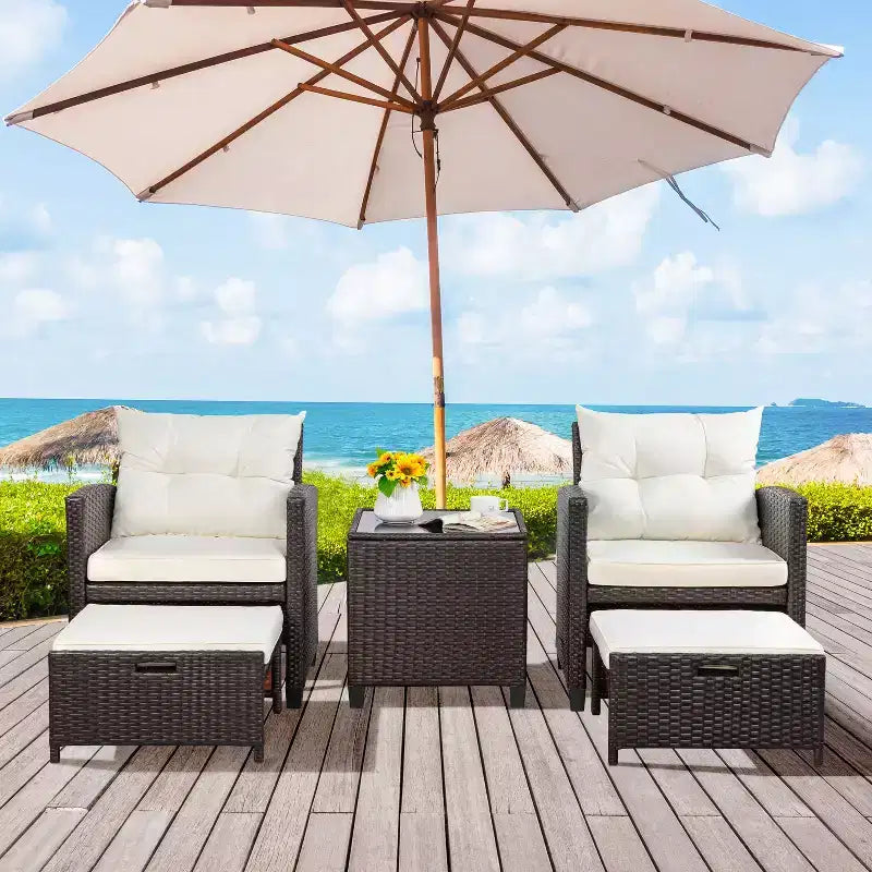 Celebalcony Ensemble de mobilier de terrasse 5 pièces, ensemble de 2 chaises de terrasse en osier PE avec coussins, poufs et table en verre pour porche et jardin, blanc cassé