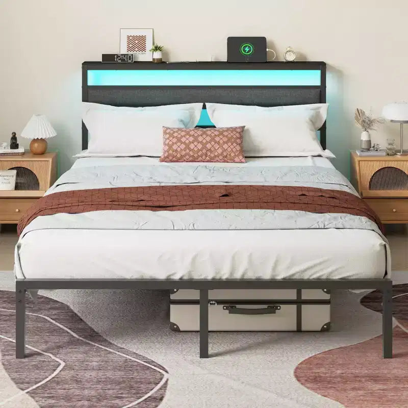Queen méretű fekete fém platformágy tárolós fejtámlával, beépített LED-világítással és töltőállomással, USB-portokkal, ágy alatti tárolóval, ágyrács és ágyalap nem szükséges