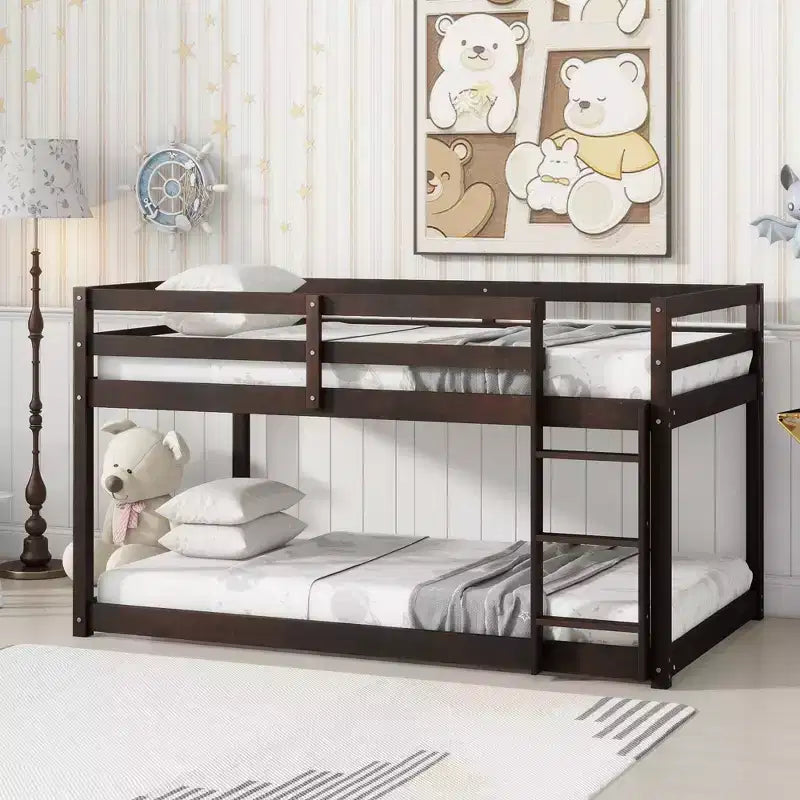 Bellemave stapelbed voor kinderen, eenpersoonsbed boven eenpersoonsbed, laag model met massief houten frame, brede ladder en stevige lattenbodem, ruimtebesparend ontwerp, meerdere kleuren