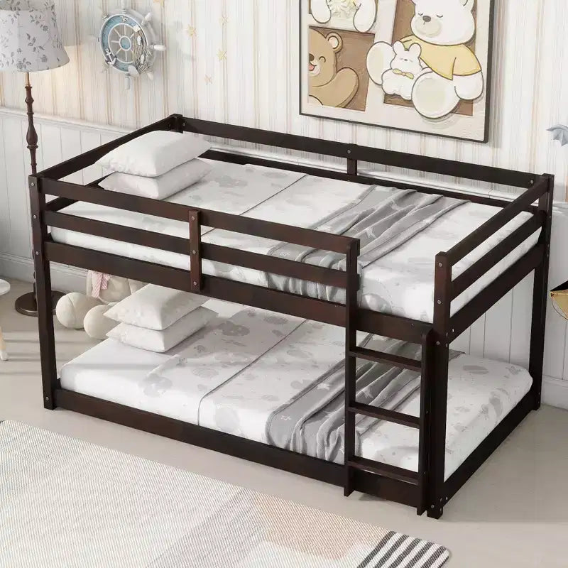 Bellemave stapelbed voor kinderen, eenpersoonsbed boven eenpersoonsbed, laag model met massief houten frame, brede ladder en stevige lattenbodem, ruimtebesparend ontwerp, meerdere kleuren