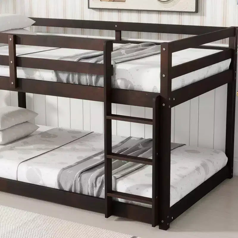Bellemave stapelbed voor kinderen, eenpersoonsbed boven eenpersoonsbed, laag model met massief houten frame, brede ladder en stevige lattenbodem, ruimtebesparend ontwerp, meerdere kleuren
