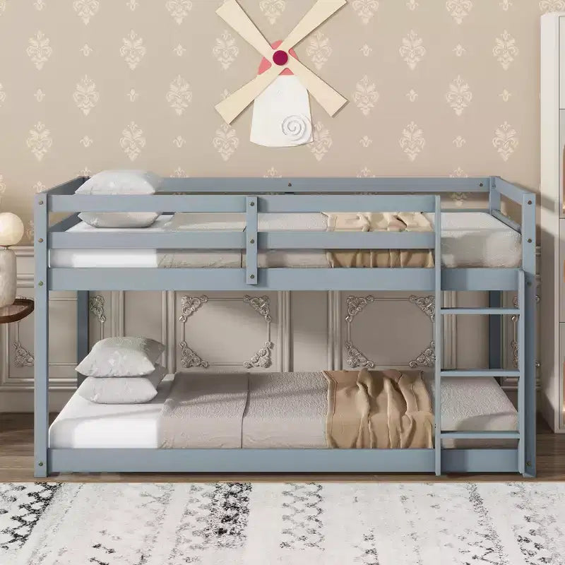 Bellemave stapelbed voor kinderen, eenpersoonsbed boven eenpersoonsbed, laag model met massief houten frame, brede ladder en stevige lattenbodem, ruimtebesparend ontwerp, meerdere kleuren