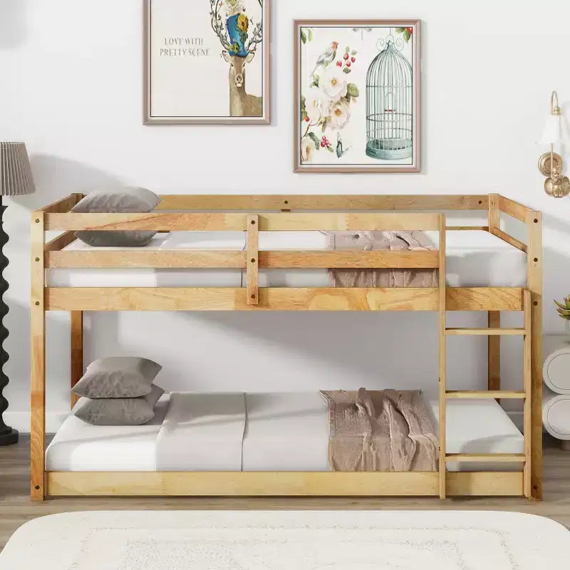 Bellemave stapelbed voor kinderen, eenpersoonsbed boven eenpersoonsbed, laag model met massief houten frame, brede ladder en stevige lattenbodem, ruimtebesparend ontwerp, meerdere kleuren