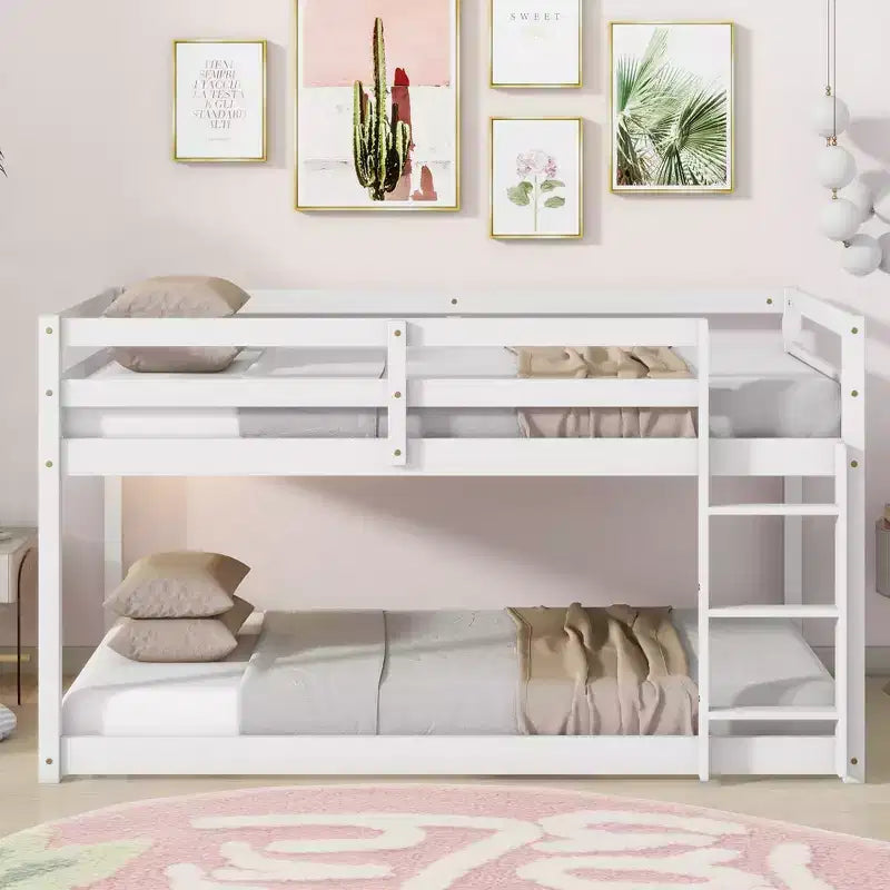 Bellemave stapelbed voor kinderen, eenpersoonsbed boven eenpersoonsbed, laag model met massief houten frame, brede ladder en stevige lattenbodem, ruimtebesparend ontwerp, meerdere kleuren