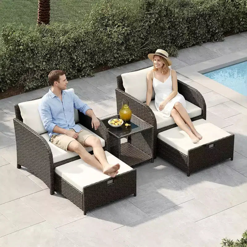 Ensemble de mobilier de jardin GustoWave en rotin PE, 5 pièces, sièges d’extérieur en résine tressée avec poufs et table en verre, ensemble convivial tout temps pour jardin ou balcon