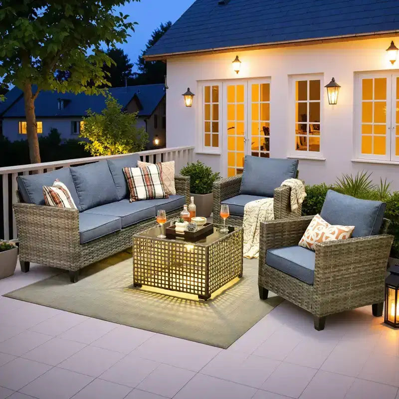 HOMLUX 4 részes kültéri kanapégarnitúra 3 személyes kanapéval, 2 egyszemélyes székkel és LED-es dohányzóasztallal, szürke PE-rattan