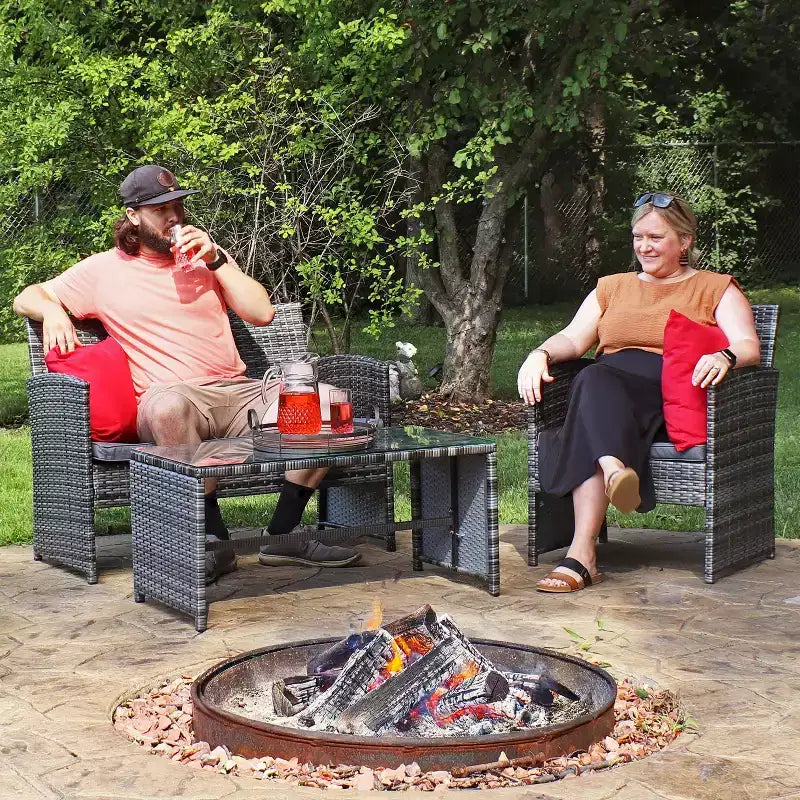 Ensemble de mobilier de salon de jardin Sunnydaze Outdoor Ardfield avec canapé deux places, fauteuils et table - gris et gris - 4 pièces