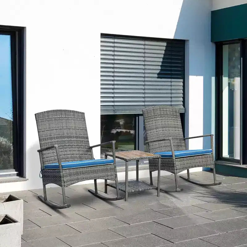Outsunny Ensemble de 3 fauteuils à bascule d’extérieur en rotin PE, fauteuils inclinables à bascule en résine tressée avec coussin moelleux et table basse avec plateau en bois naturel, pour jardin, arrière-cour et véranda