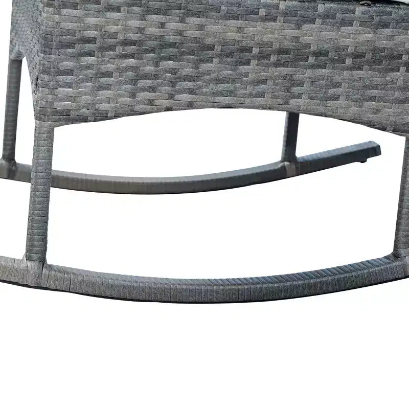Outsunny Ensemble de 3 fauteuils à bascule d’extérieur en rotin PE, fauteuils inclinables à bascule en résine tressée avec coussin moelleux et table basse avec plateau en bois naturel, pour jardin, arrière-cour et véranda