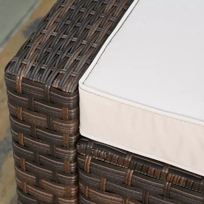 Ensemble de mobilier de terrasse Outsunny de 5 pièces, ensemble de fauteuils de conversation et pouf en rotin PE toutes saisons, avec table, coussins et oreillers inclus