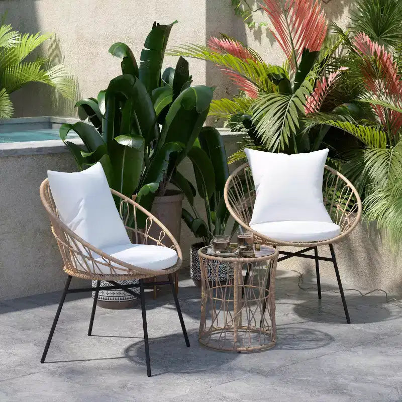 Ensemble de jardin bohème Emma and Oliver 3 pièces – fauteuils papasan en corde imitation rotin avec coussins et table d’appoint à plateau en verre