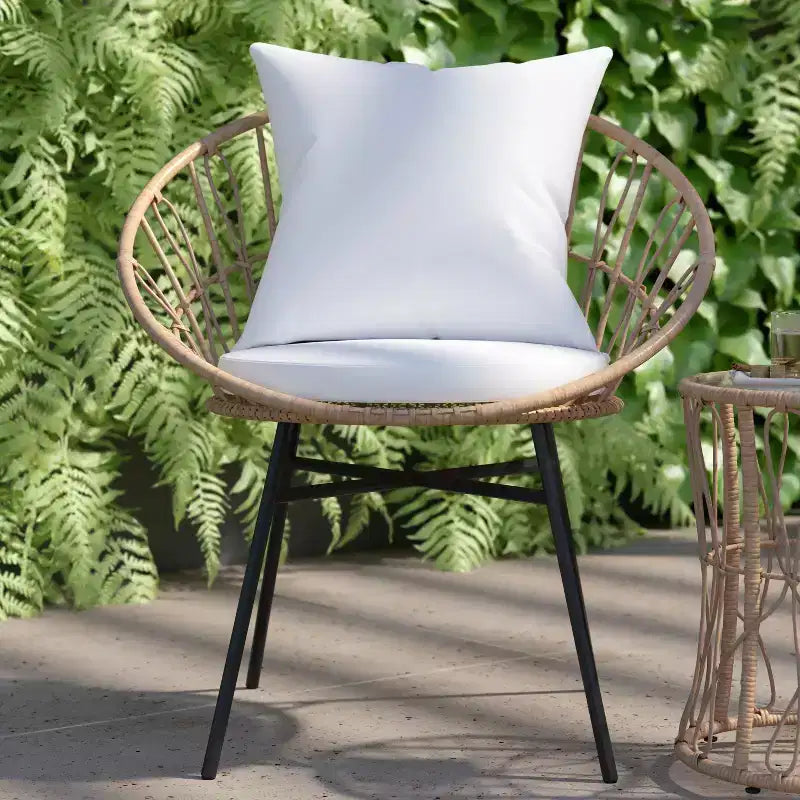 Ensemble de jardin bohème Emma and Oliver 3 pièces – fauteuils papasan en corde imitation rotin avec coussins et table d’appoint à plateau en verre