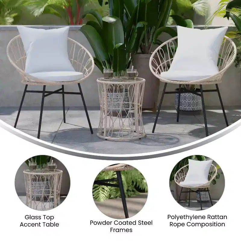 Ensemble de jardin bohème Emma and Oliver 3 pièces – fauteuils papasan en corde imitation rotin avec coussins et table d’appoint à plateau en verre
