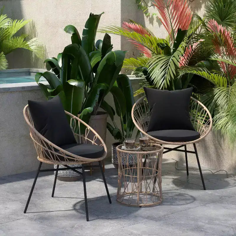 Ensemble de jardin bohème Emma and Oliver 3 pièces – fauteuils papasan en corde imitation rotin avec coussins et table d’appoint à plateau en verre