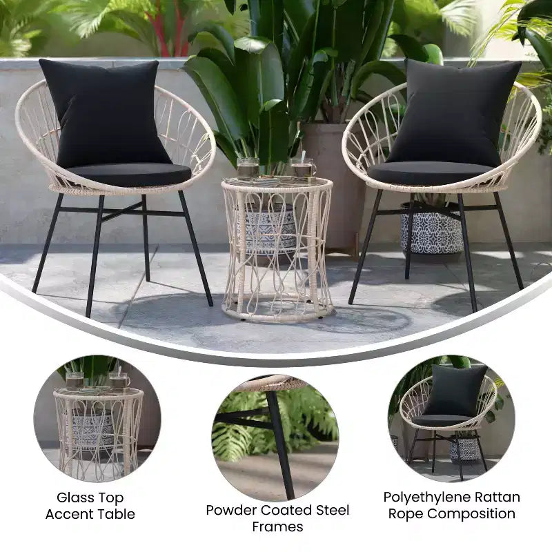 Ensemble de jardin bohème Emma and Oliver 3 pièces – fauteuils papasan en corde imitation rotin avec coussins et table d’appoint à plateau en verre