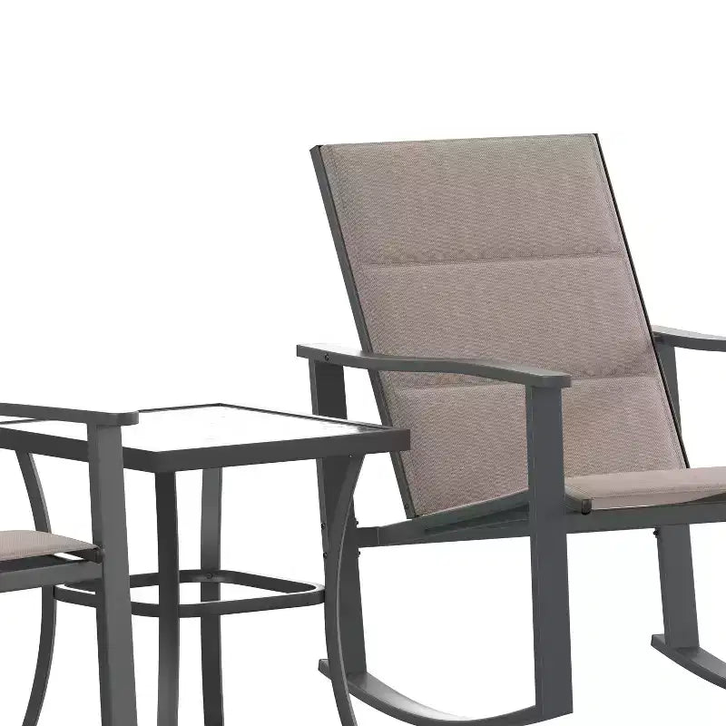 Ensemble de jardin Emma and Oliver 3 pièces avec fauteuils à bascule d’extérieur en matériau Flex Comfort et table à plateau en verre à structure métallique