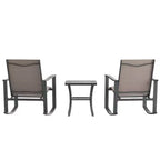 Ensemble de jardin Emma and Oliver 3 pièces avec fauteuils à bascule d’extérieur en matériau Flex Comfort et table à plateau en verre à structure métallique