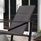 Ensemble de jardin Emma and Oliver 3 pièces avec fauteuils à bascule d’extérieur en matériau Flex Comfort et table à plateau en verre à structure métallique