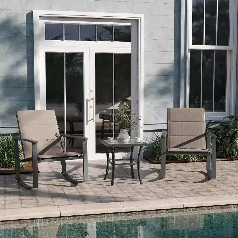 Ensemble de jardin Emma and Oliver 3 pièces avec fauteuils à bascule d’extérieur en matériau Flex Comfort et table à plateau en verre à structure métallique