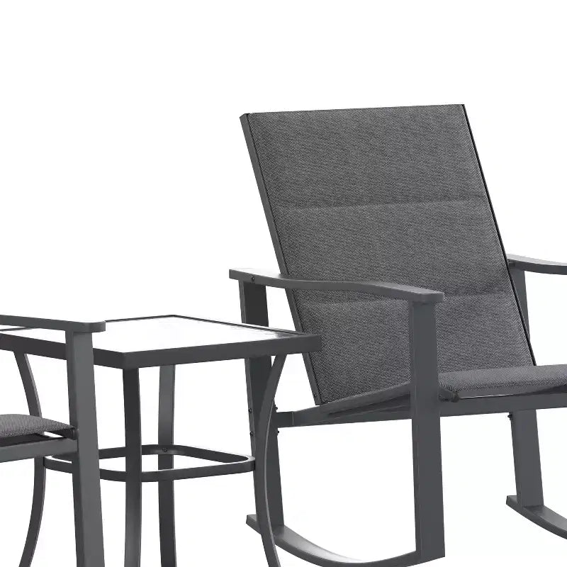 Ensemble de jardin Emma and Oliver 3 pièces avec fauteuils à bascule d’extérieur en matériau Flex Comfort et table à plateau en verre à structure métallique