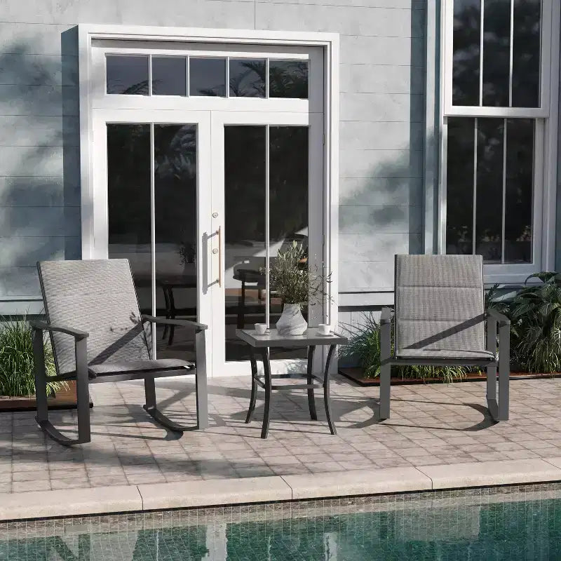 Ensemble de jardin Emma and Oliver 3 pièces avec fauteuils à bascule d’extérieur en matériau Flex Comfort et table à plateau en verre à structure métallique