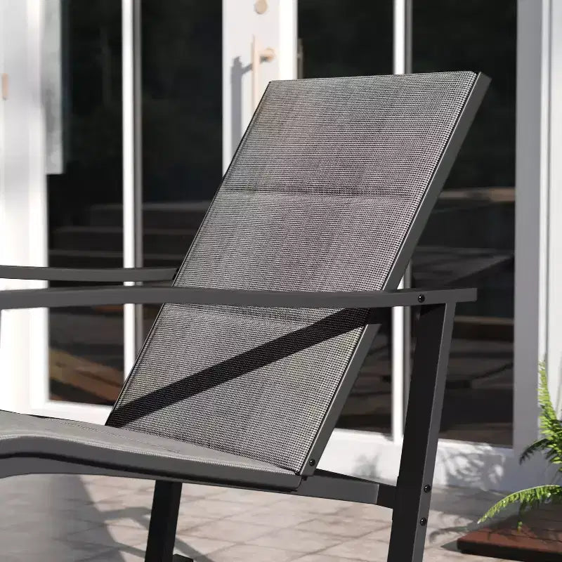 Ensemble de jardin Emma and Oliver 3 pièces avec fauteuils à bascule d’extérieur en matériau Flex Comfort et table à plateau en verre à structure métallique