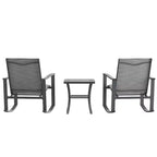 Ensemble de jardin Emma and Oliver 3 pièces avec fauteuils à bascule d’extérieur en matériau Flex Comfort et table à plateau en verre à structure métallique