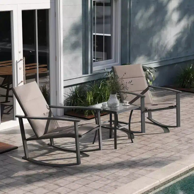 Ensemble de jardin Emma and Oliver 3 pièces avec fauteuils à bascule d’extérieur en matériau Flex Comfort et table à plateau en verre à structure métallique