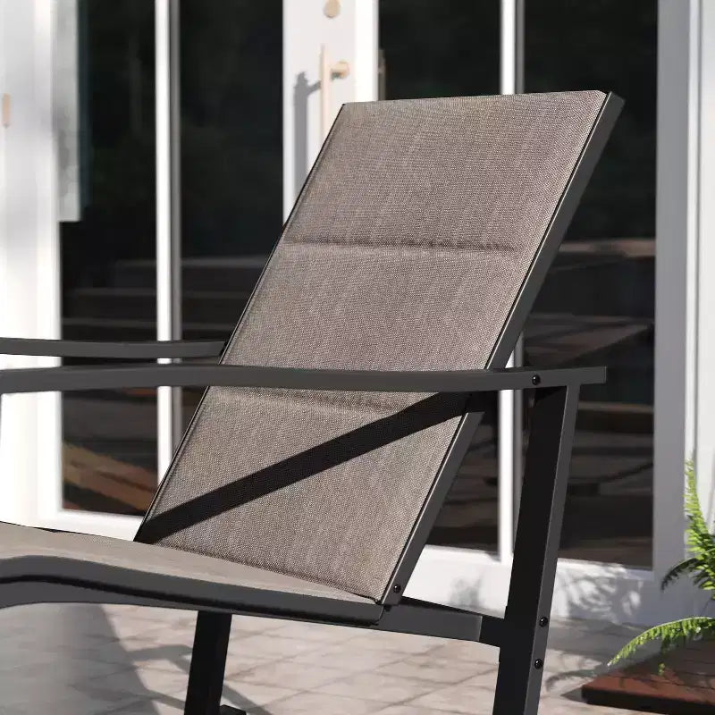 Ensemble de jardin Emma and Oliver 3 pièces avec fauteuils à bascule d’extérieur en matériau Flex Comfort et table à plateau en verre à structure métallique
