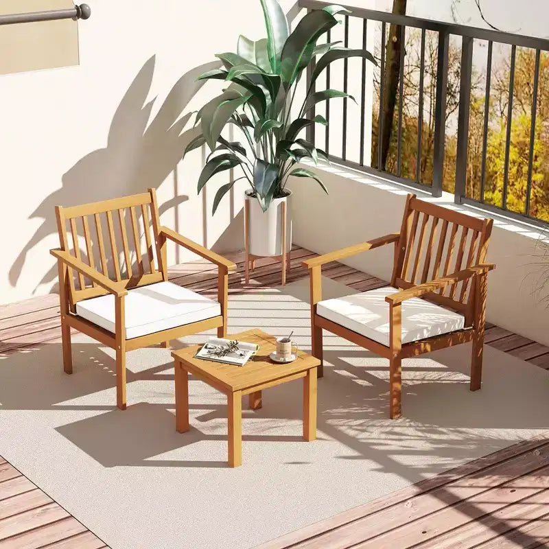 Ensemble de mobilier de patio en bois Costway, 3 pièces, chaises et table basse en bois d’acacia avec coussins moelleux, gris/blanc