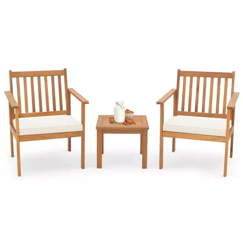 Ensemble de mobilier de patio en bois Costway, 3 pièces, chaises et table basse en bois d’acacia avec coussins moelleux, gris/blanc