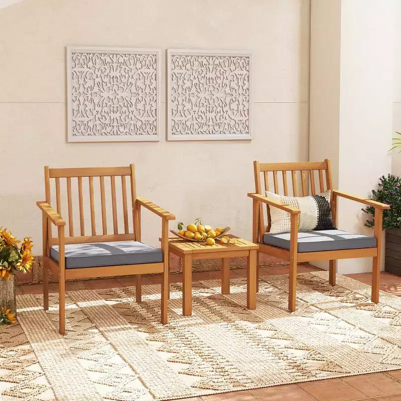 Ensemble de mobilier de patio en bois Costway, 3 pièces, chaises et table basse en bois d’acacia avec coussins moelleux, gris/blanc