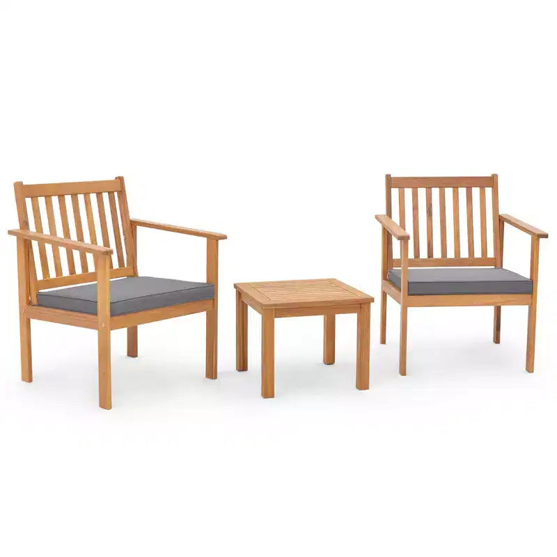 Ensemble de mobilier de patio en bois Costway, 3 pièces, chaises et table basse en bois d’acacia avec coussins moelleux, gris/blanc