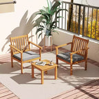 Ensemble de mobilier de patio en bois Costway, 3 pièces, chaises et table basse en bois d’acacia avec coussins moelleux, gris/blanc