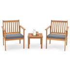 Ensemble de mobilier de patio en bois Costway, 3 pièces, chaises et table basse en bois d’acacia avec coussins moelleux, gris/blanc