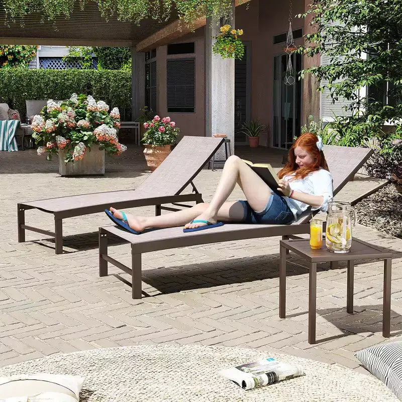 Set Crestlive Products da 3 pezzi con sedie chaise longue da patio per esterno con struttura in metallo e tavolino laterale
